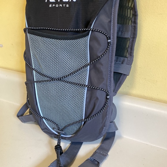 Brand New TETON Sports TrailRunner 2 Hydration Pack; 2-Liter with Water Bladder - Picture 3 of 7